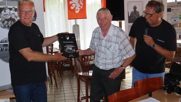 Eerste uitgave ‘De Zwartwitten’ uitgereikt aan Jaap Schipper