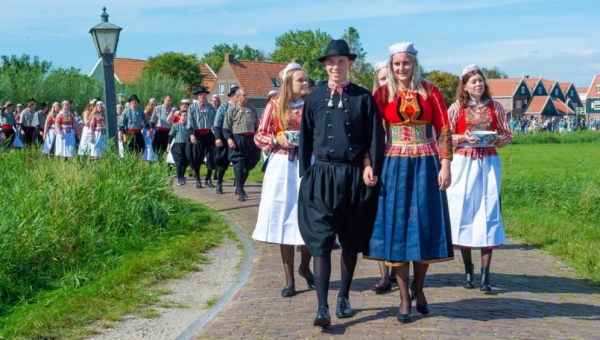 Marken houdt traditie van ijsbruiloft zonder ijs in ere: vier bruidsparen en 250 gasten in traditionele lokale dracht