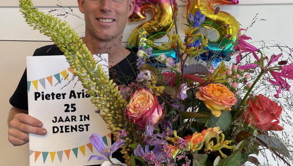 Pieter Ariaan van Altena 25 jaar in dienst bij Zeeman Marken