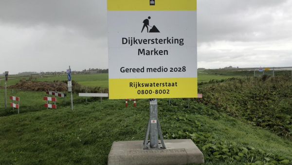 Bord met dijkversterking informatie geplaatst bij Het Kruis