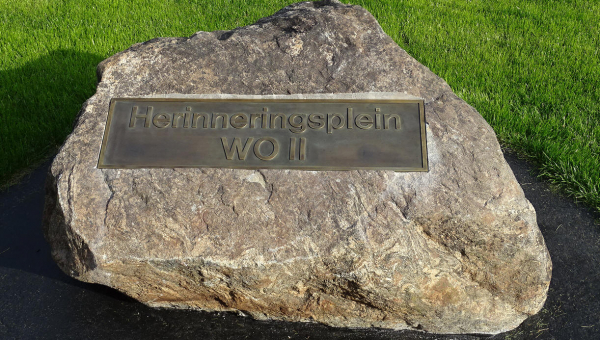 Burgemeester Van der Weele onthult 'Herinneringsplein WO II '