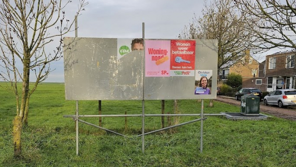 Een bijna leeg verkiezingsbord op Marken.