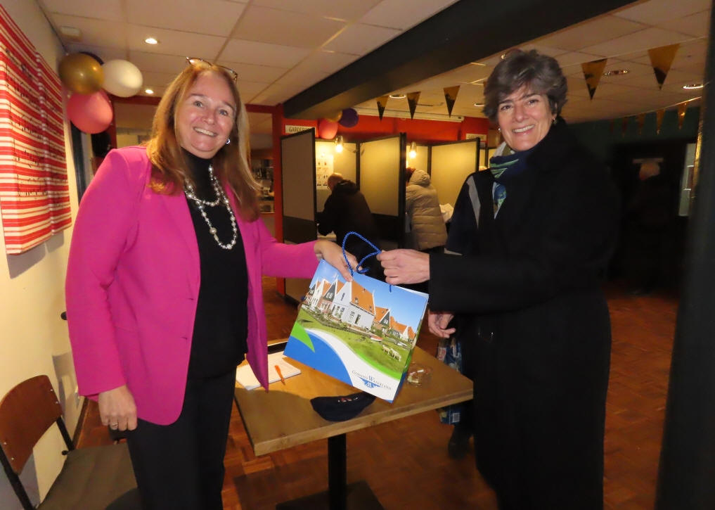 Burgemeester Marian van der Weele bezoekt stembureau op Marken