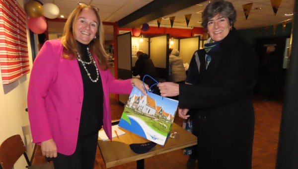 Burgemeester Marian van der Weele bezoekt stembureau op Marken