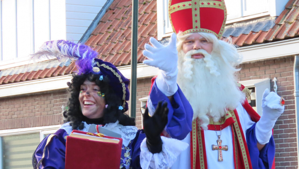 Sinterklaas zet voet aan wal op Marken