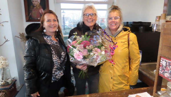 Bloemen voor afscheidnemende gastvrouw Helga