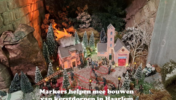 Markers helpen mee bouwen van kerstdorpen in Haarlem