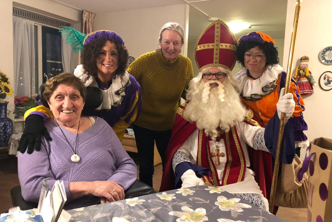 Sinterklaas brengt bezoek aan zorgcentrum Swaensborch