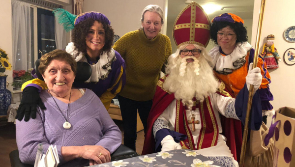 Sinterklaas brengt bezoek aan zorgcentrum Swaensborch