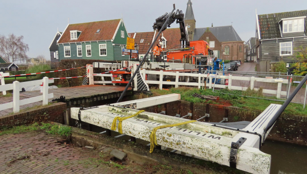 Wethouder Scheepstra geeft startsein voor ontmanteling Wilhelminabrug