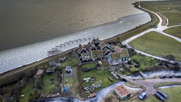 Rijkswaterstaat inspecteert afgekeurd dijkdeel op Marken vanwege hoge waterpeil.