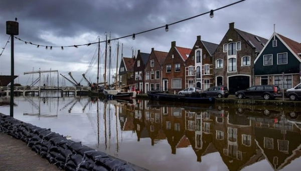 Dijkwachten uit voorzorg ingezet voor dijk bij Marken