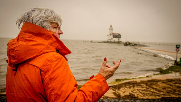 Marken kruipt door het oog van de naald met afgekeurde dijk: ’Met een stevige oostenwind moet ik het nog zien’