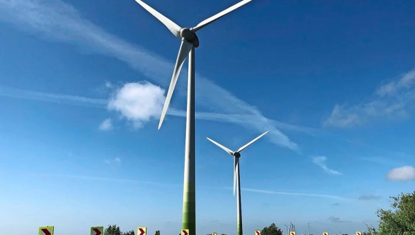 Wethouder diep door het stof van de windmolens in Waterland; poging om grotere turbines mogelijk te maken per direct gestaakt
