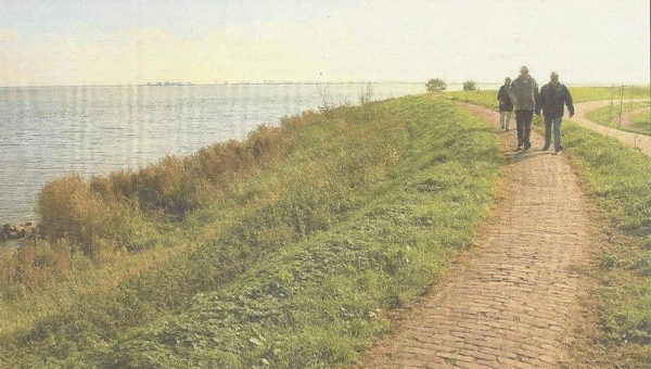 Dijk Marken op verschillende plekken niet hoog genoeg