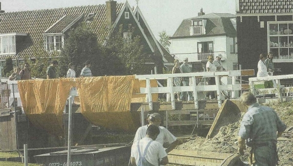 Marker brug doet even aan Christo denken