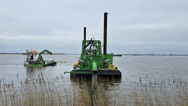 Dijkversterking: eerste zandlaag aan de Westkade vordert gestaag