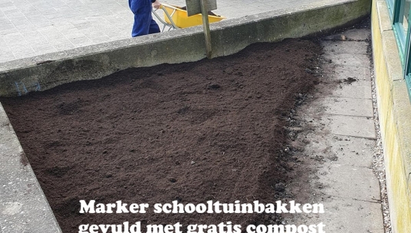 Marker schooltuinbakken gevuld met compost