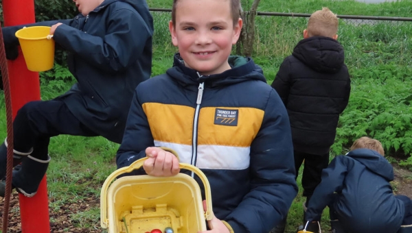 Paaseitjes zoeken en ‘eieren’ gooien op Tweede Paasdag