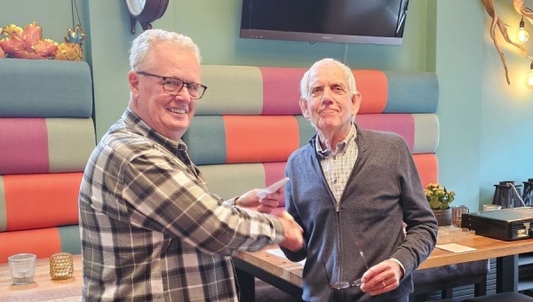 Klaverjasclub Voor Anker feliciteert Paul Kammerer