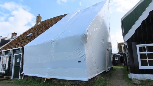 Geen Christo, maar wel ’inpakkunst’ op de Rozewerf op Marken om behoud Rijksmonument zeker te stellen