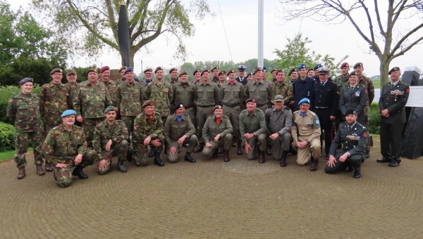 Marker (ex)militairen hijsen de vlag op het Kerkplein van Marken