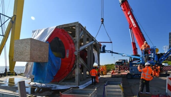 Pompen voor visvriendelijk megagemaal bij Afsluitdijk gearriveerd