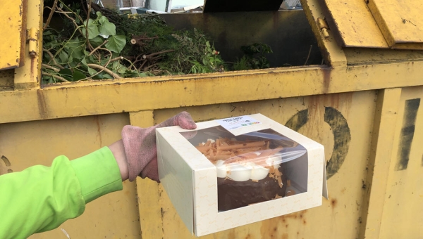 Doosje gebak voor vrijwilliger groencontainer