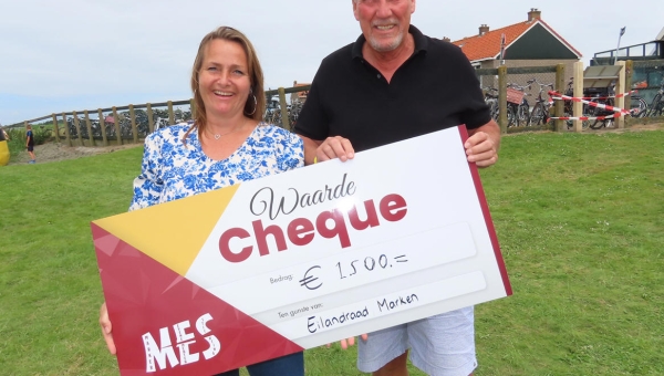Eilandraad Marken krijgt cheque uitgereikt van € 1.500