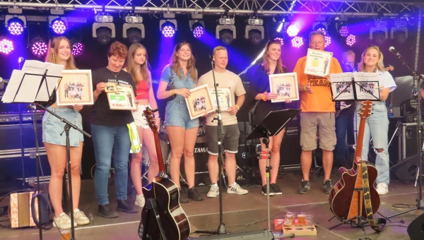 De Kokosmakronen verrassen drie organisaties met een cheque