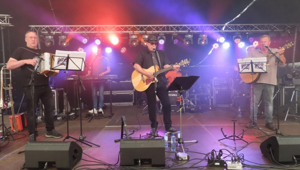 De Kokosmakronen brachten protestlied 'Natte Voeten'