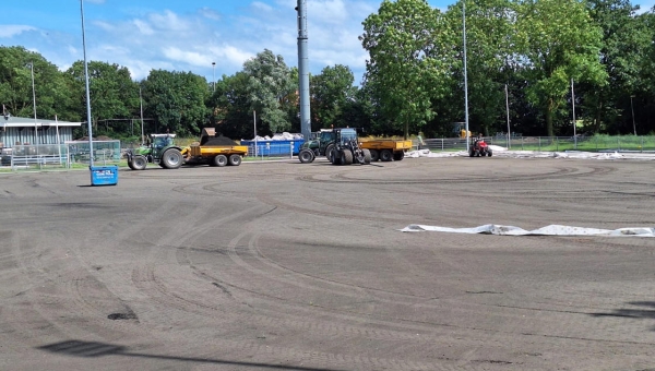 Vervanging toplaag kunstgrasveld Sportvereniging Marken gestart