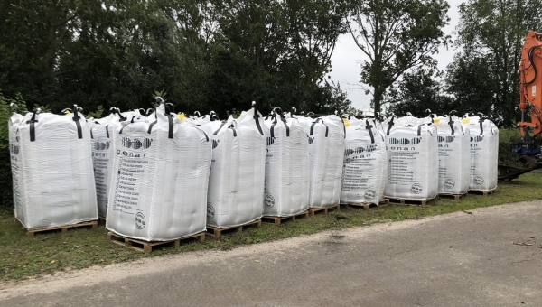 Big bags met korrels voor toplaag kunstgras staan klaar