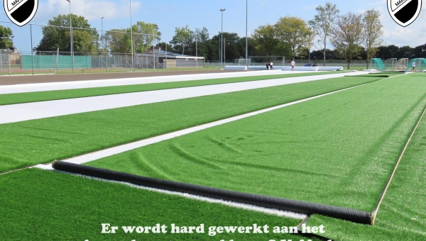 Er wordt hard gewerkt aan het nieuwe kunstgrasveld van S.V. Marken