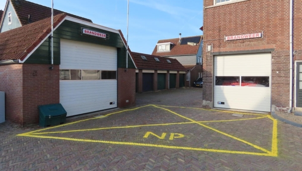 Witte strepen bij Marker brandweerkazerne zijn nu geel
