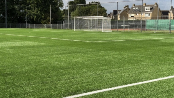 Doelen geplaatst op het nieuwe kunstgrasveld van S.V. Marken