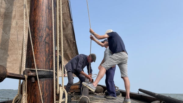 In Hoorn houden ze Marken onder zeil.