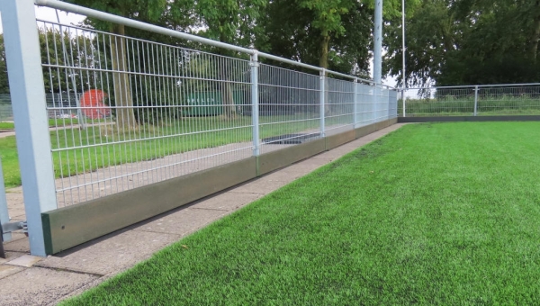 Kantplanken geplaatst rond nieuwe kunstgrasveld