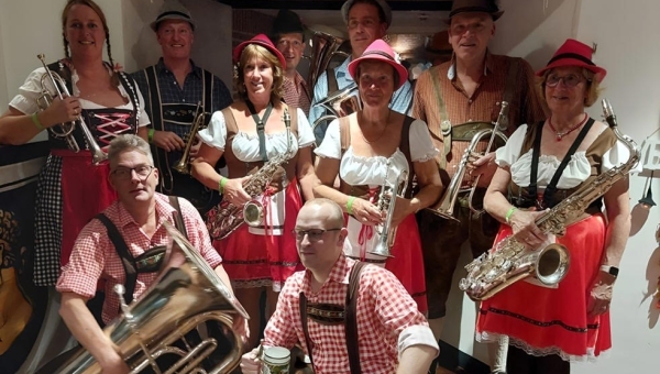Blaskapelle 'Für Anker' uit Marken naar Oktoberfest in Oostzaan