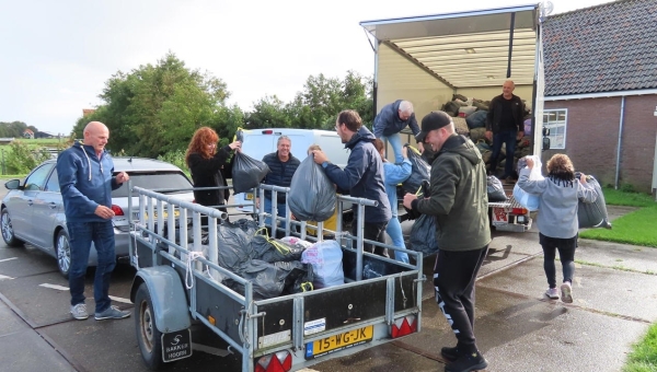 Vier ton aan kleding voor actie ‘Mensen in Nood’