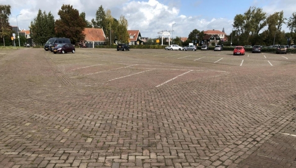 Parkeerterrein aan Kets kant 'bijna' onkruid vrij