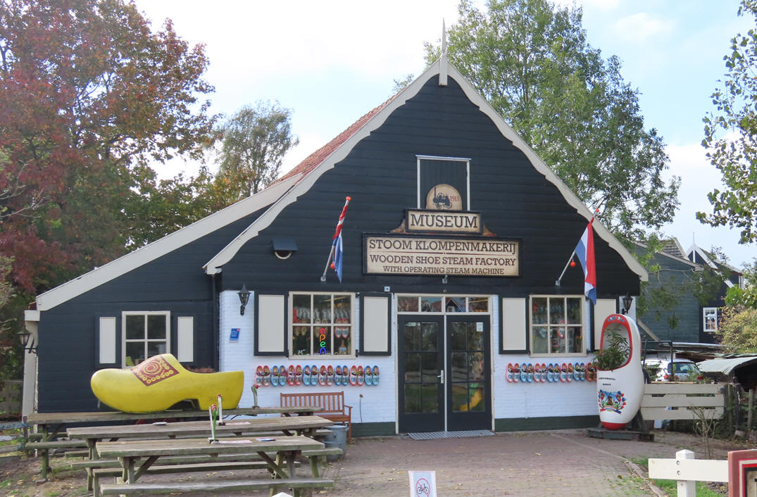 Klompenmakerij Marken vanaf 17 oktober PostNL-punt