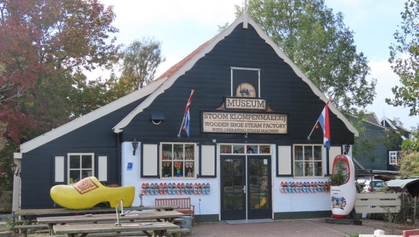 Klompenmakerij Marken vanaf 17 oktober PostNL-punt