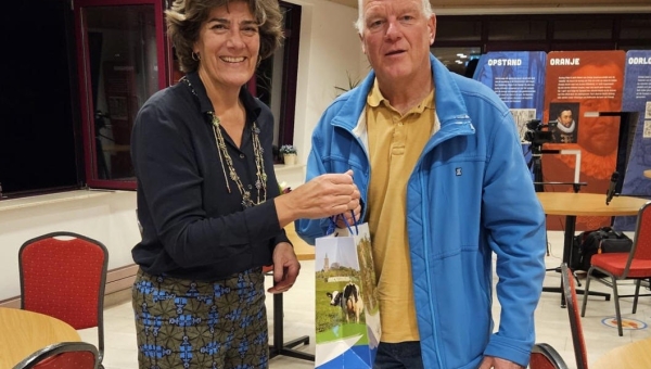 Gemeente Waterland feliciteert Marker Nieuws met jubileum