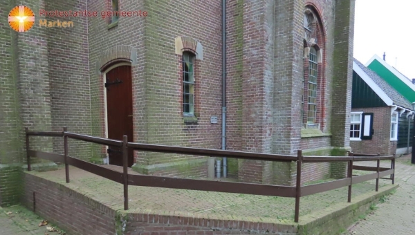Toegang tot Grote Kerk aan de Kerkbuurt op Marken aangepast
