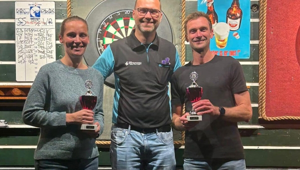 Wendy &amp; René winnen Mix Koppel Dart Toernooi