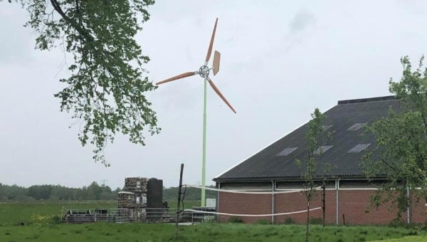Kleine windmolens op Marken