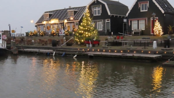 Kerstbomen op de haven van Marken