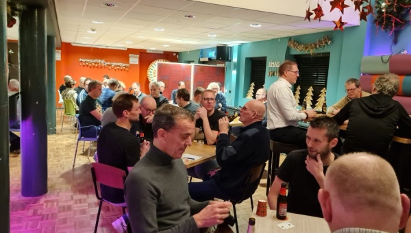 Oud en nieuw koppelklaverjassen succesvol in het Trefpunt van Marken