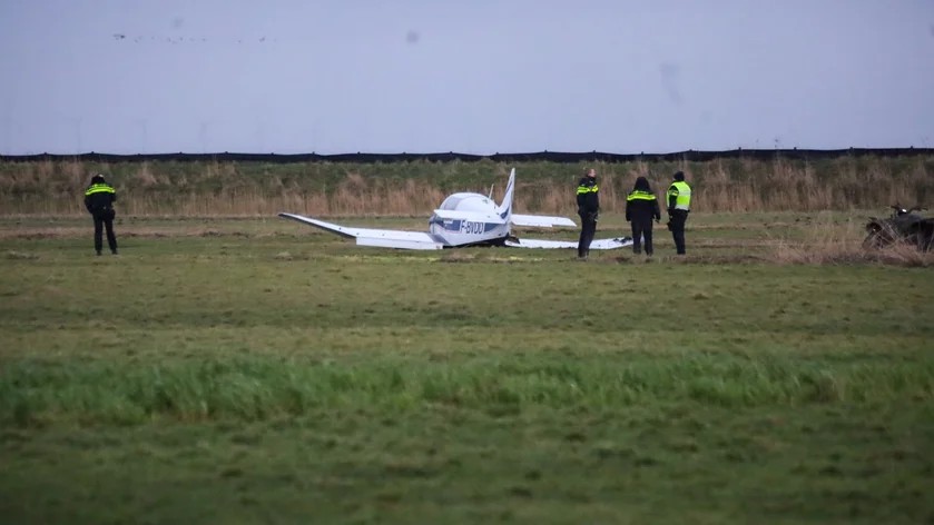 Strafrechtelijk onderzoek na noodlanding vliegtuig op Marken